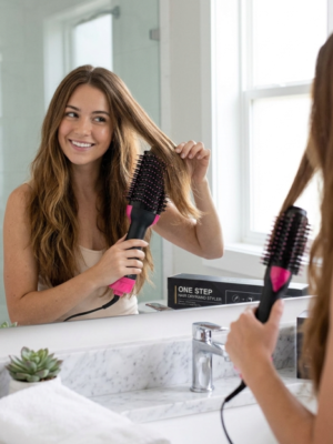Mujer utilizando el cepillo One Step frente al espejo
