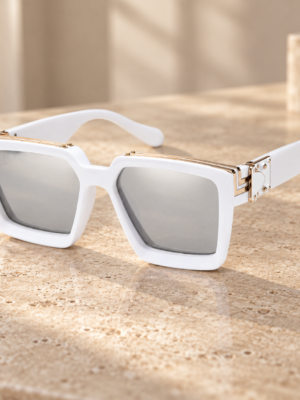 lentes de sol cuadrados blancos con barra y herrajes dorados