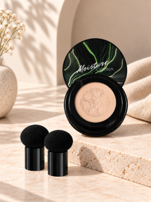 Base de maquillaje Moisture con dos aplicadores en ambiente cálido y minimalista