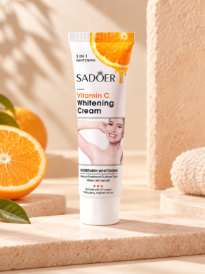 Crema facial con vitamina C en ambiente cálido y minimalista