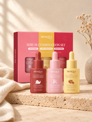Kit BIOAQUA con tres sérums en ambiente cálido y minimalista