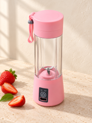Licuadora portátil rosa con vaso transparente en ambiente cálido y minimalista