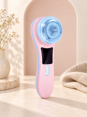 Masajeador facial de fotón rosa y azul en ambiente cálido y minimalista