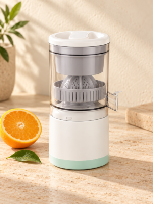 Mini extractor de jugos blanco con detalles verde menta en ambiente cálido y minimalista
